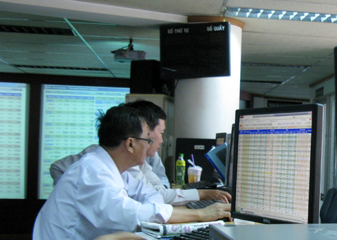 Giao dịch 2 sàn dưới 730 tỷ đồng